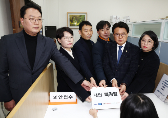 야6당 의원들이 9일 오전 서울 여의도 국회 의안과에서 내란 특검법을 제출하고 있다. 왼쪽부터 천하람 개혁신당 원내대표, 전종덕 진보당 의원, 김용민 더불어민주당 원내정책수석부대표, 한창민 사회민주당 대표, 황운하 조국혁신당 원내대표, 용혜인 기본소득당 대표.[연합뉴스]